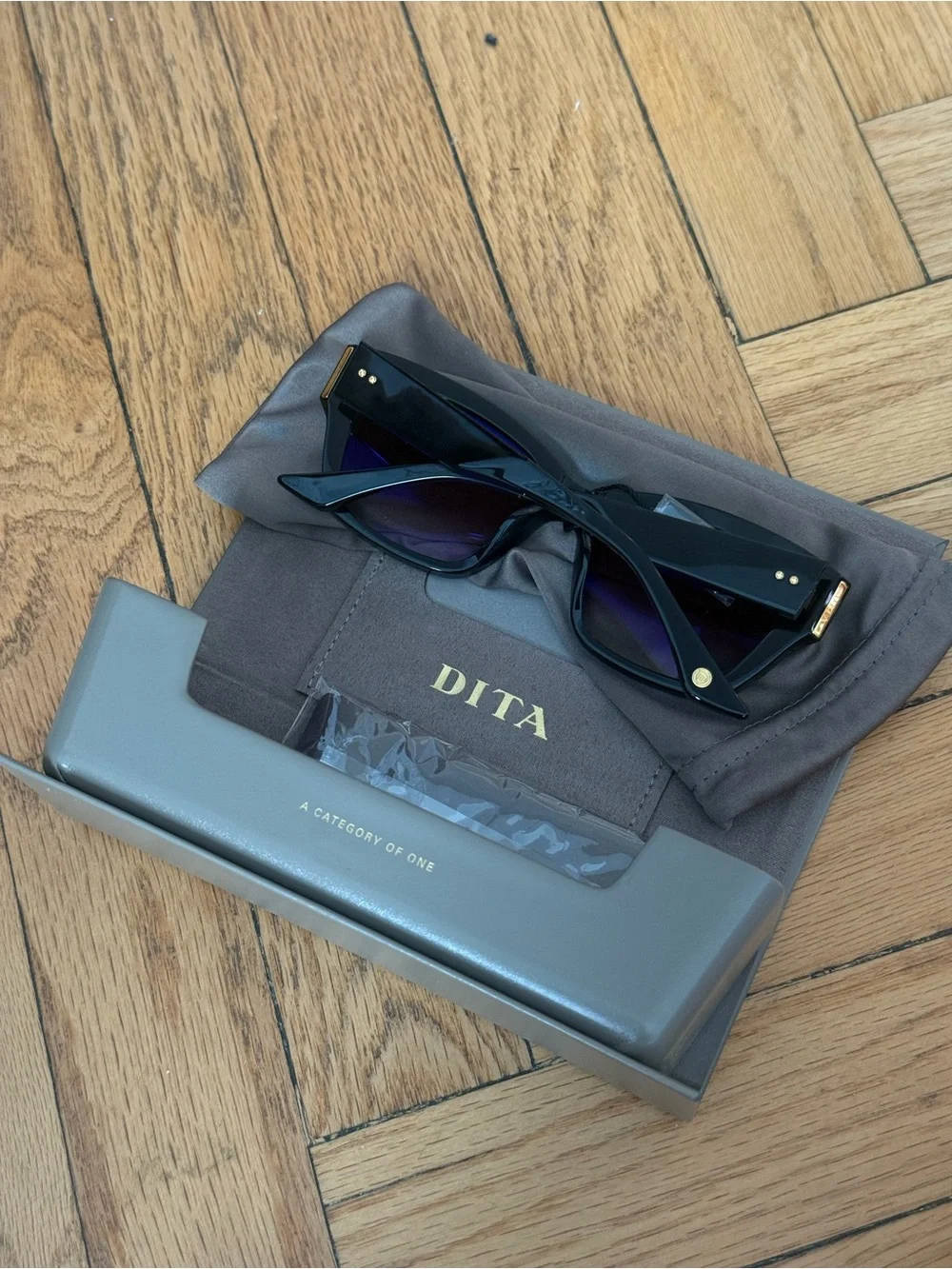 DITA sculpted black